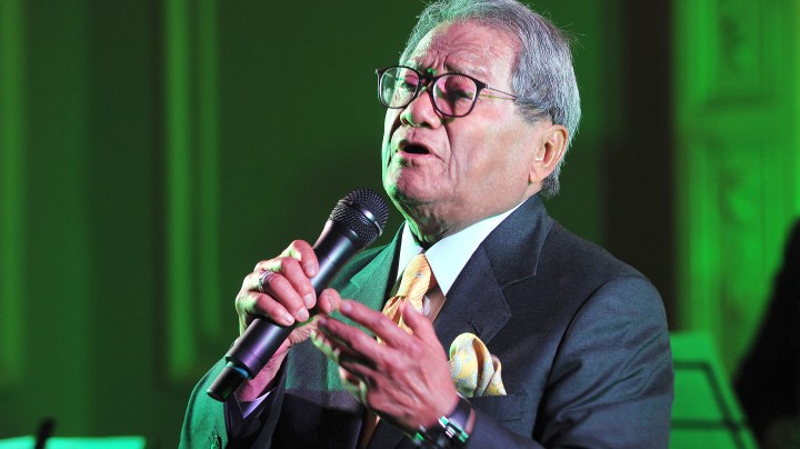 El maestro Armando Manzanero interpretando una canción | Mezcalent