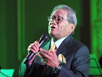 El maestro Armando Manzanero interpretando una canción | Mezcalent
