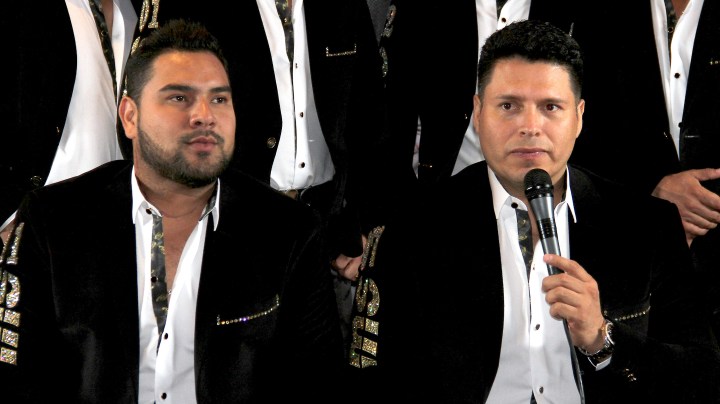 Oswaldo Silvas con el micrófono en una conferencia de prensa de la Banda MS | Mezcalent