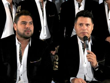 Oswaldo Silvas con el micrófono en una conferencia de prensa de la Banda MS | Mezcalent