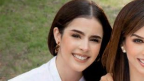 Biby Gaytán en compañía de sus hijas Ana Paula (izquierda) y Alejandra (derecha) | Instagram