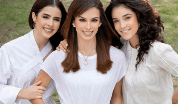 Biby Gaytán en compañía de sus hijas Ana Paula (izquierda) y Alejandra (derecha) | Instagram