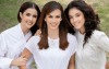 Biby Gaytán en compañía de sus hijas Ana Paula (izquierda) y Alejandra (derecha) | Instagram