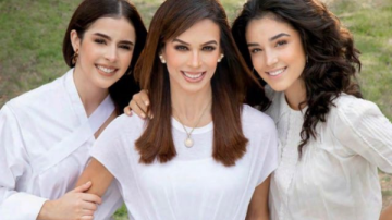 Biby Gaytán en compañía de sus hijas Ana Paula (izquierda) y Alejandra (derecha) | Instagram