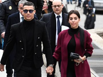 Cristiano y Georgina caminan de la mano por las calles de Turín | Getty Images