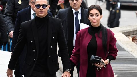 Cristiano y Georgina caminan de la mano por las calles de Turín | Getty Images