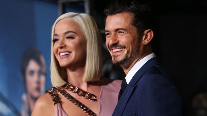 Katy Perry y Orlando Bloom posan durante una alfombra roja | Getty Images