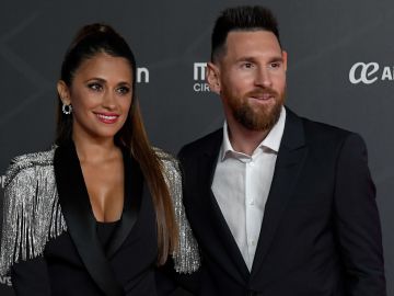 Antonela Roccuzzo y Leo Messi durante una gala