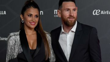 Antonela Roccuzzo y Leo Messi durante una gala