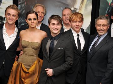 Elenco de Harry Potter posando para la prensa en una alfombra roja | Getty Images
