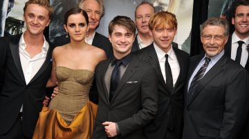 Elenco de Harry Potter posando para la prensa en una alfombra roja | Getty Images