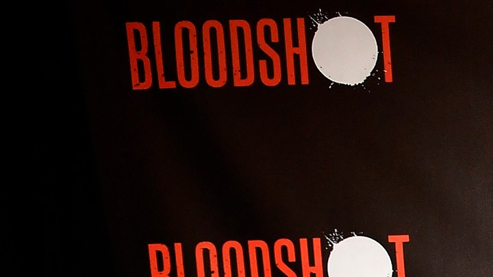 Eiza González atiende a la prensa en la alfombra roja de "Bloodshot" | Getty Images