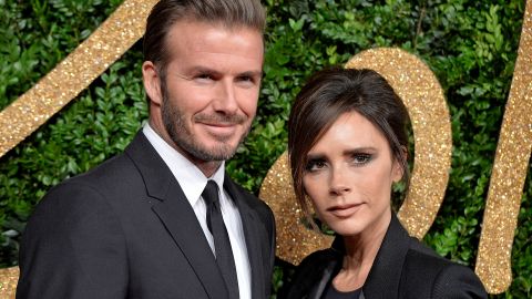 David y Victoria Beckham atendiendo a la prensa | Getty Images