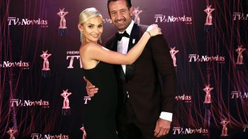 Irina Baeva y Gabriel Soto en la alfombra roja de una edición de los premios TV y Novelas