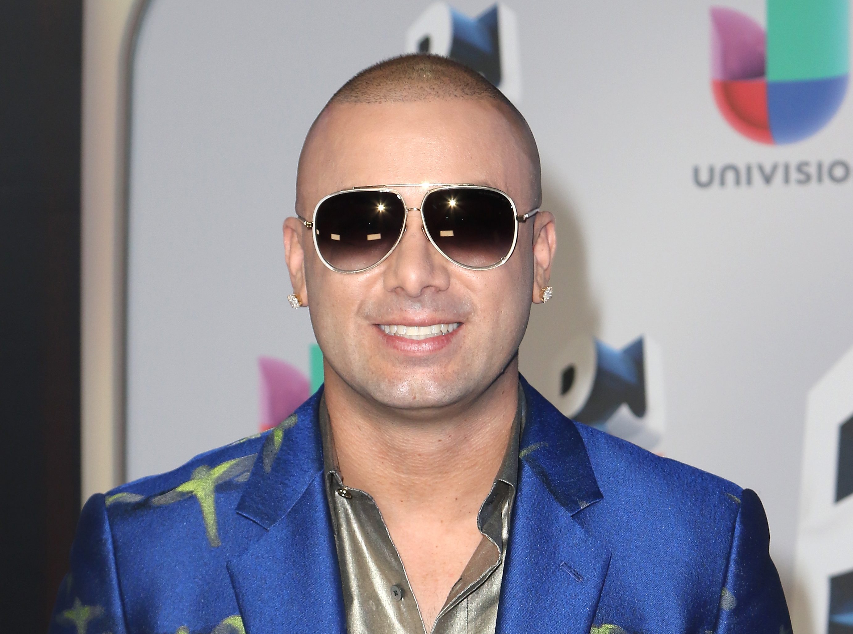 ¡Irreconocible! Así lucía Wisin en sus inicios a los 20 años, hoy
