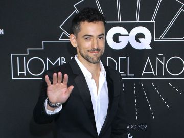 Luis Gerardo Méndez en la alfombra roja de un evento de la revista GQ | Mezcalent