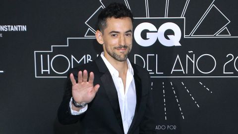 Luis Gerardo Méndez en la alfombra roja de un evento de la revista GQ | Mezcalent