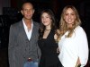 Mía acompañada de sus padres: Erik Rubín y Andrea Legarreta