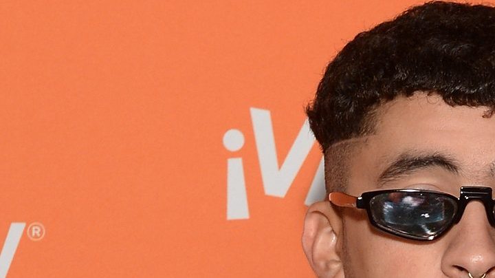 Bad Bunny sube foto desnudo.