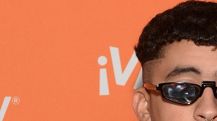 Bad Bunny sube foto desnudo.
