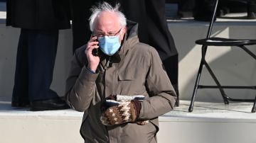 Bernie Sanders hablando por teléfono en la Ceremonia de Investidura Presidencial de Biden-Harris | Getty Images