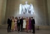 El presidente Biden y su familia posando en el Lincoln Memorial, durante la noche de espectáculos al cierre de la Investidura Presidencial | Getty Images