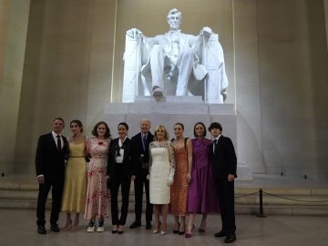 El presidente Biden y su familia posando en el Lincoln Memorial, durante la noche de espectáculos al cierre de la Investidura Presidencial | Getty Images