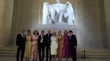 El presidente Biden y su familia posando en el Lincoln Memorial, durante la noche de espectáculos al cierre de la Investidura Presidencial | Getty Images