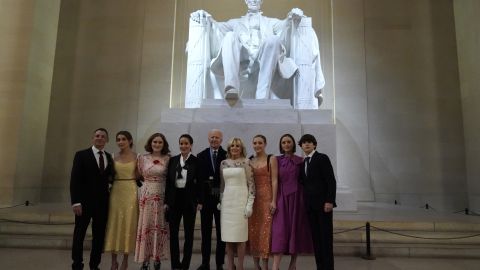 El presidente Biden y su familia posando en el Lincoln Memorial, durante la noche de espectáculos al cierre de la Investidura Presidencial | Getty Images