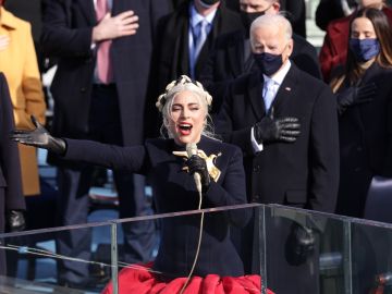 Lady Gaga cantando el himno nacional frente a Joe Biden minutos antes de su investidura presidencial | Alex Wong/Getty Images