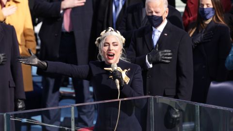 Lady Gaga cantando el himno nacional frente a Joe Biden minutos antes de su investidura presidencial | Alex Wong/Getty Images