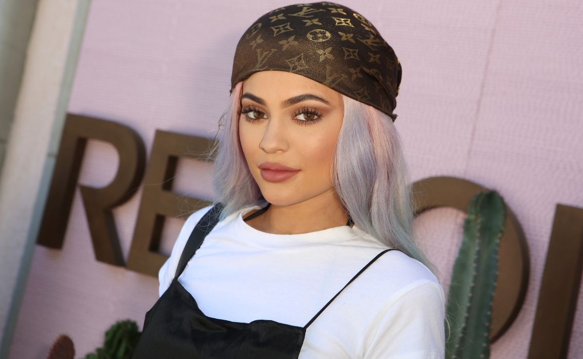 Kylie Jenner Enloquece Las Redes Posando Frente Al Atardecer Con Un Diminuto Bikini Amarillo 