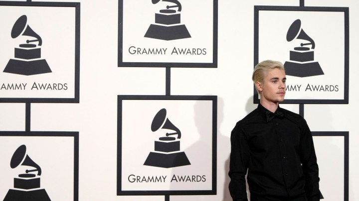 Justin Bieber en una ceremonia de los premios Grammy | Mezcalent