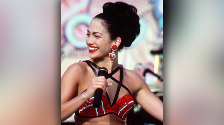 Jennifer Lopez interpretando a Selena Quintanilla