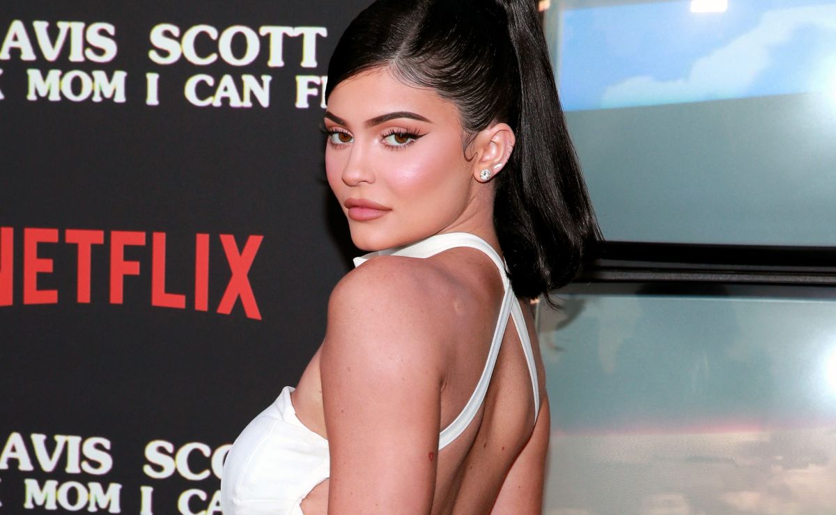 Kylie Jenner goes crazy on Instagram with a tiny bikini that seems about to explode and full of oil