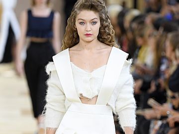 Gigi Hadid en la pasarela de Miu Miu en Paris, Francia | Getty Images, Pascal Le Segretain
