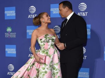 Jennifer Lopez y Alex Rodriguez en la entrega anual Palm Springs International Film Festival en Palm Springs, California | Getty Images, Chris Delmas