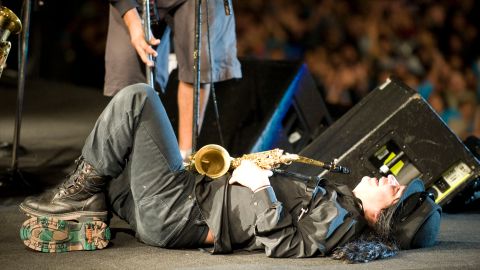 Sax tocando desde el piso en un concierto de la Maldita Vecindad | Mezcalent