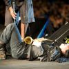 Sax tocando desde el piso en un concierto de la Maldita Vecindad | Mezcalent
