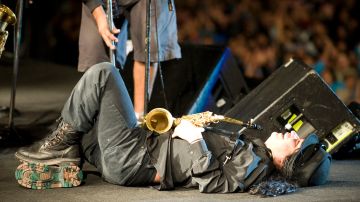Sax tocando desde el piso en un concierto de la Maldita Vecindad | Mezcalent