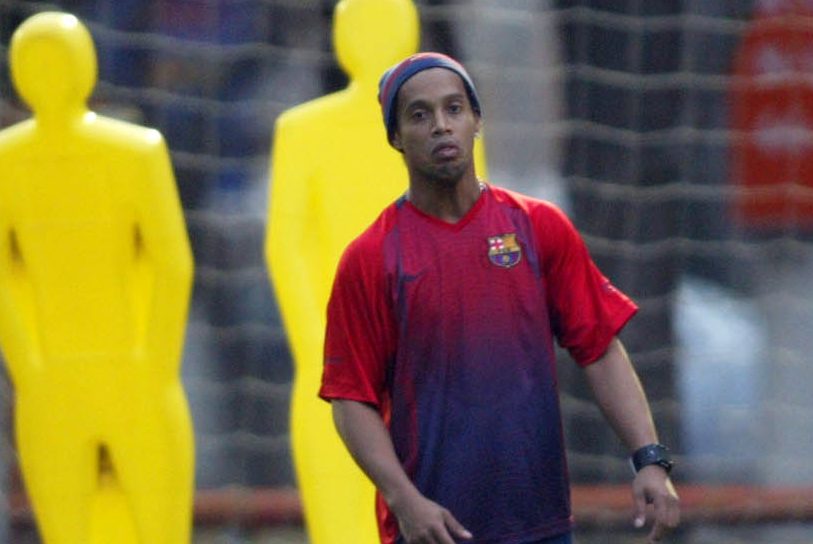 Aseguran que Ronaldinho se la pasa bebiendo todo el día tras la muerte de su madre La Vibra