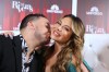 Lorenzo Méndez besando a Chiquis Rivera