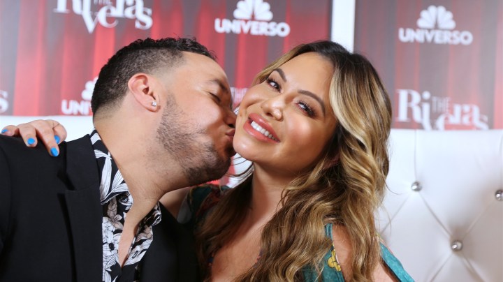 Lorenzo Méndez besando a Chiquis Rivera