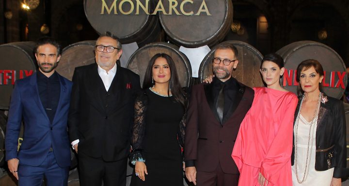 Elenco de Monarca junto a Salma Hayek | Mezcalent