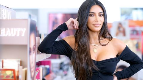 Kim Kardashian en su tienda KKW Beauty