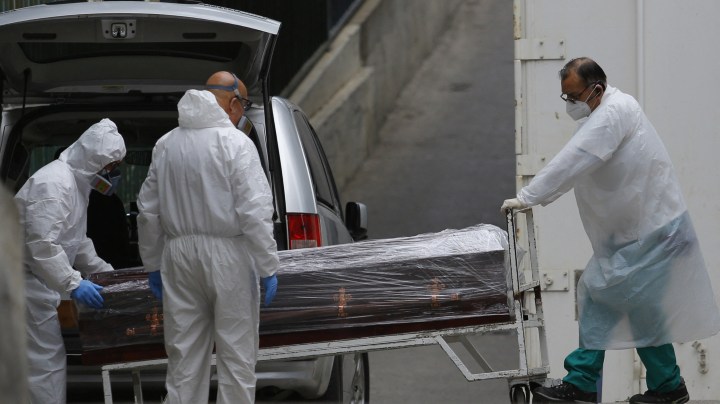 Salida de la morgue del hospital Carlos Van Buren | ZAMORA / ATON CHILE / AFP) / Chile OUT / RESTRICTED TO EDITORIAL USE (Photo by RAUL ZAMORA/ATON CHILE/AFP via Getty Images