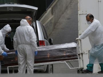 Salida de la morgue del hospital Carlos Van Buren | ZAMORA / ATON CHILE / AFP) / Chile OUT / RESTRICTED TO EDITORIAL USE (Photo by RAUL ZAMORA/ATON CHILE/AFP via Getty Images