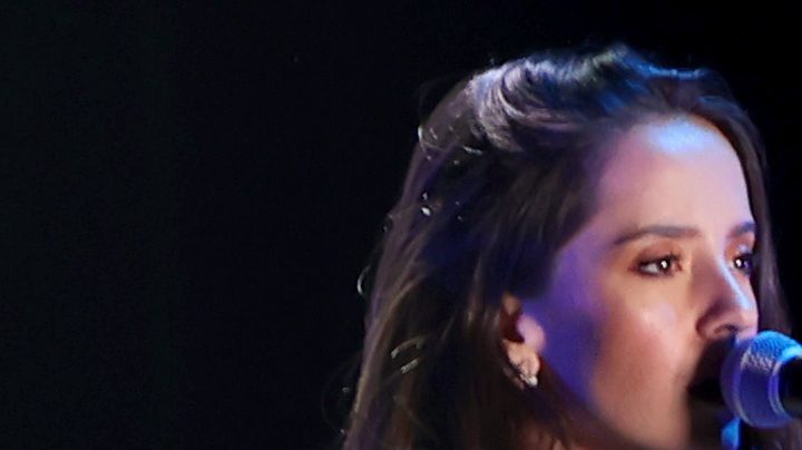 Evaluna Montaner cantando en Univision para los Premio Lo Nuestro a la Música Latina en el American Airlines Arena en  Miami, Florida | Getty Images, Rodrigo Varela