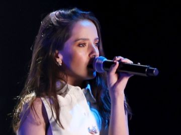Evaluna Montaner cantando en Univision para los Premio Lo Nuestro a la Música Latina en el American Airlines Arena en  Miami, Florida | Getty Images, Rodrigo Varela