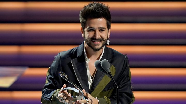 Camilo recibiendo el premio de Pop Album of The Year de Univision en los Premio Lo Nuestro a la Música Latina en el American Airlines Arena en Miami, Florida | Getty Images, Rodrigo Varela